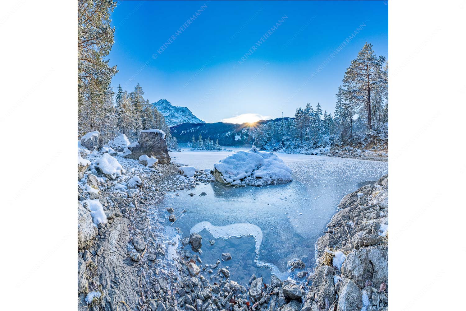 Am zufrieren – Seitenverhältnis 1:1 — Eis auf Eibsee mit Zugspitze Blick über den Eibsee und Zugspitze in den Sonnenuntergang
