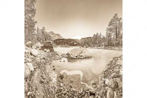 Blick über den Eibsee und Zugspitze in den Sonnenuntergang - Am zufrieren - Seitenverhältnis 1:1 - Eis auf Eibsee mit Zugspitze - weitere Infos unter https://www.kriner-weiermann.de