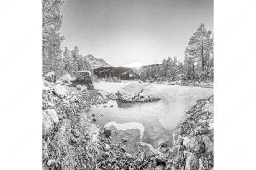 Blick über den Eibsee und Zugspitze in den Sonnenuntergang - Am zufrieren - Seitenverhältnis 1:1 - Eis auf Eibsee mit Zugspitze - weitere Infos unter https://www.kriner-weiermann.de