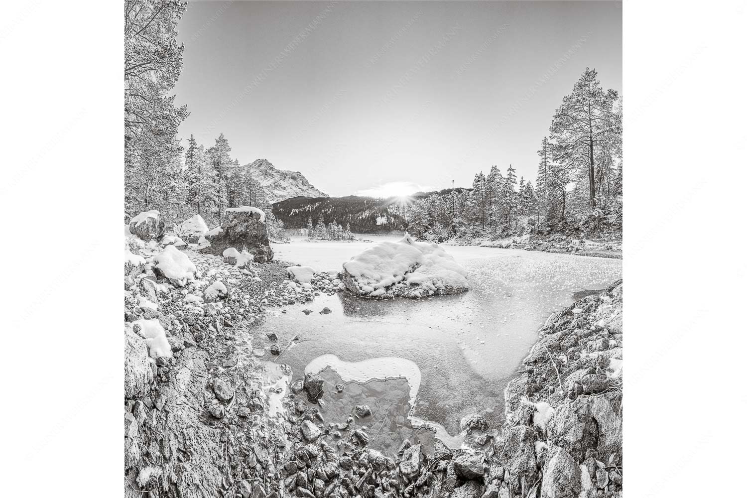 Am zufrieren – Seitenverhältnis 1:1 — Eis auf Eibsee mit Zugspitze Blick über den Eibsee und Zugspitze in den Sonnenuntergang