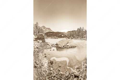 Blick über den Eibsee und Zugspitze in den Sonnenuntergang - Am zufrieren - Seitenverhältnis 2:3 - Eis auf Eibsee mit Zugspitze - weitere Infos unter https://www.kriner-weiermann.de
