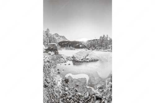 Blick über den Eibsee und Zugspitze in den Sonnenuntergang - Am zufrieren - Seitenverhältnis 2:3 - Eis auf Eibsee mit Zugspitze - weitere Infos unter https://www.kriner-weiermann.de