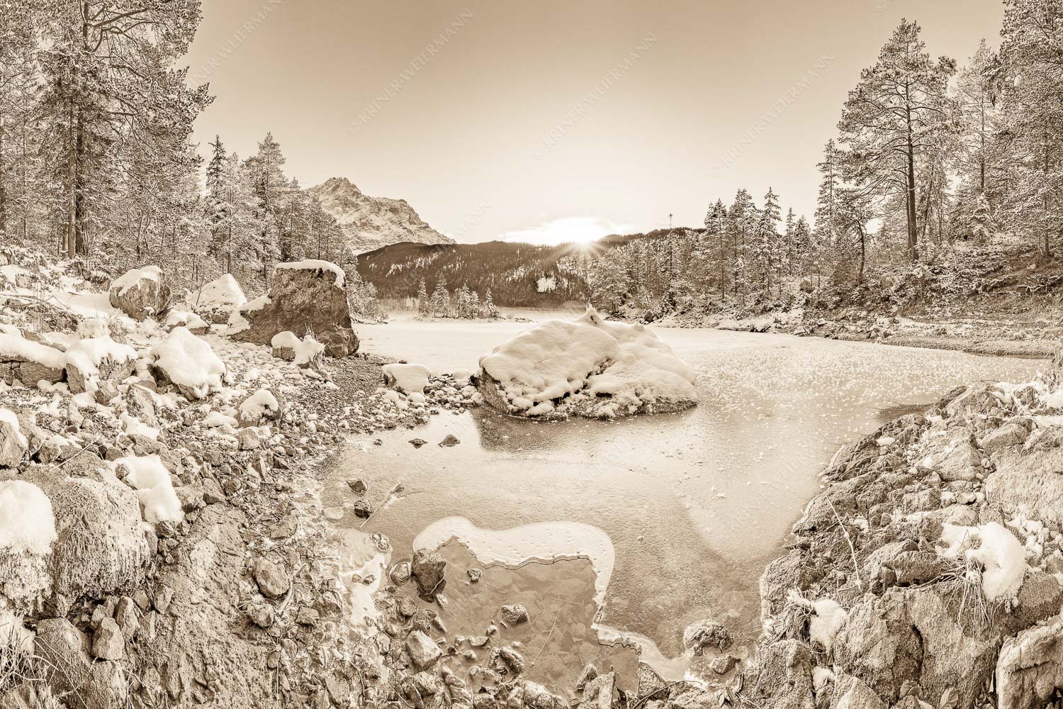 Blick über den Eibsee und Zugspitze in den Sonnenuntergang - Am zufrieren - Seitenverhältnis 3:2 - Eis auf Eibsee mit Zugspitze - weitere Infos unter https://www.kriner-weiermann.de