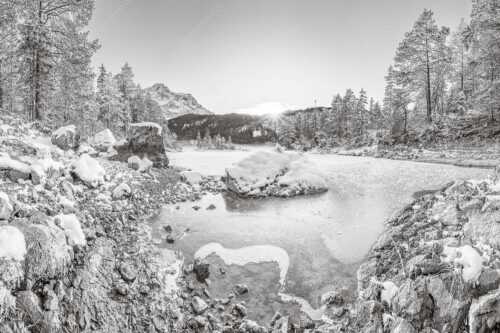Blick über den Eibsee und Zugspitze in den Sonnenuntergang - Am zufrieren - Seitenverhältnis 3:2 - Eis auf Eibsee mit Zugspitze - weitere Infos unter https://www.kriner-weiermann.de