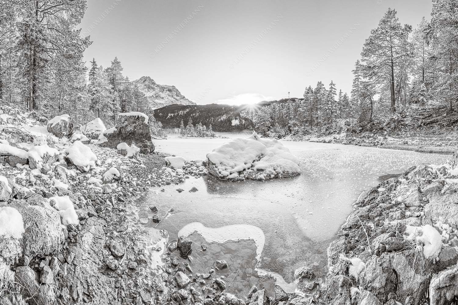 Blick über den Eibsee und Zugspitze in den Sonnenuntergang