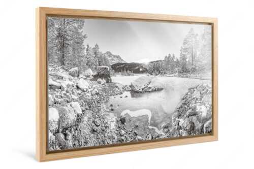 Blick über den Eibsee und Zugspitze in den Sonnenuntergang - Am zufrieren - Foto im Schattenfugen-Rahmen - Eis auf Eibsee mit Zugspitze - weitere Infos unter https://www.kriner-weiermann.de