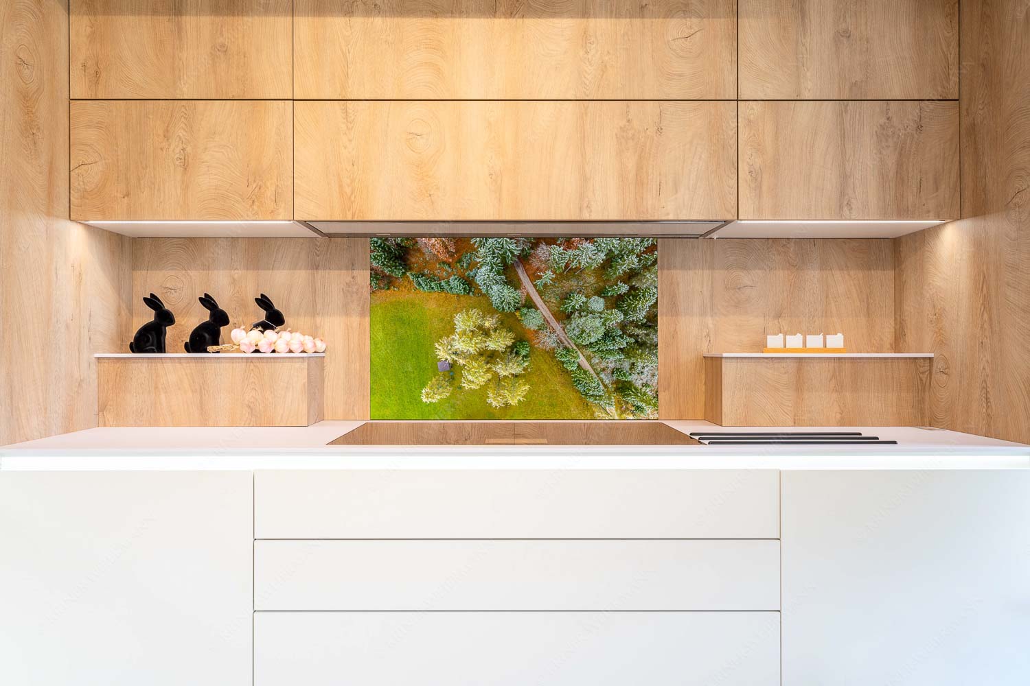 Leicht angeschneite Lärchen im Leutaschtal - Angestaubt - Größe ca. 90x60cm, Seitenverhältnis 3:2 - Wald Draufsicht - weitere Infos unter https://www.kriner-weiermann.de