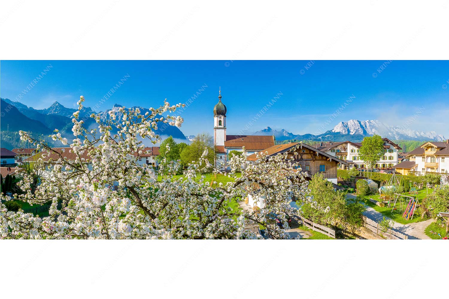 Apfelblüte in Krün – Seitenverhältnis 2,5:1 — Kirche in Krün Karwendel und Wetterstein Kirche St. Sebastian in Krün mit Wetterstein- und Karwendelgebirge