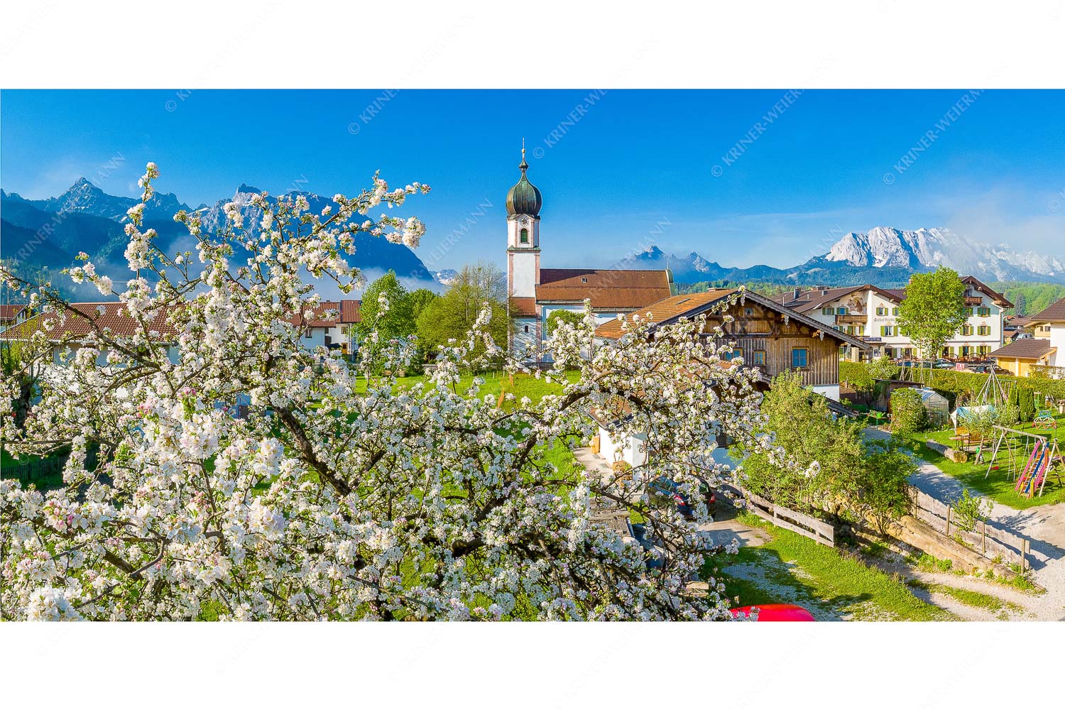 Kirche St. Sebastian in Krün mit Wetterstein- und Karwendelgebirge