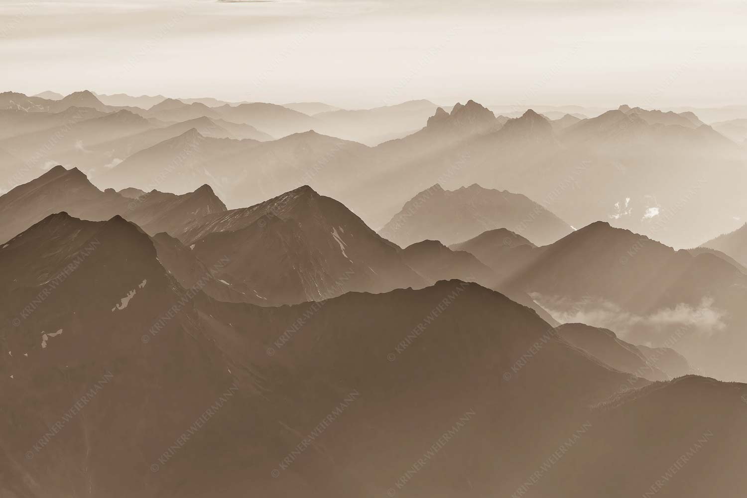 Mittsommerlicher Sonnenuntergang von der Zugspitze