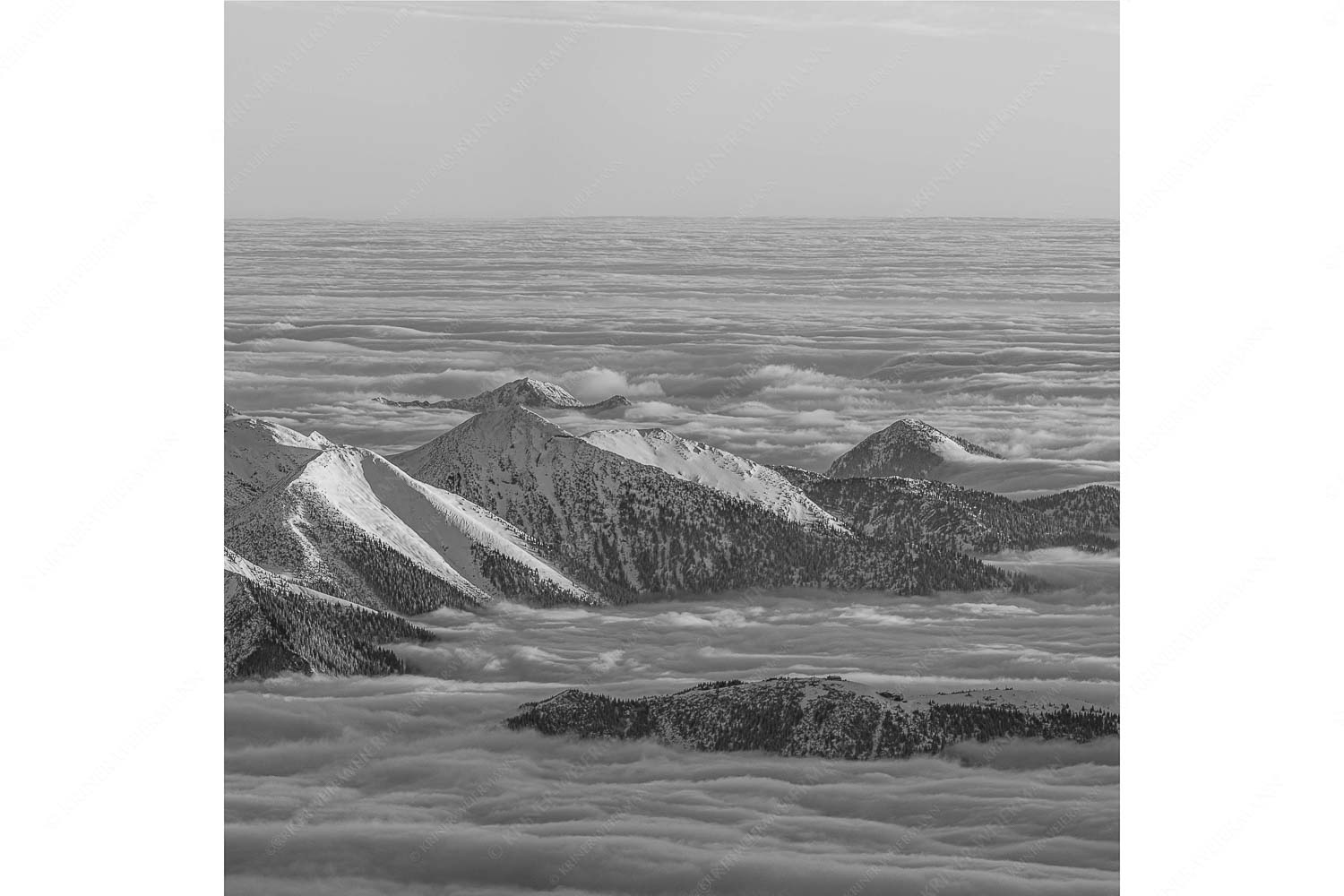 Atlantis – Seitenverhältnis 1:1 — Estergebirge im Nebelmeer Der Blick von der Zugspitze auf das Estergebirge das wie Inseln aus dem Nebel ragt