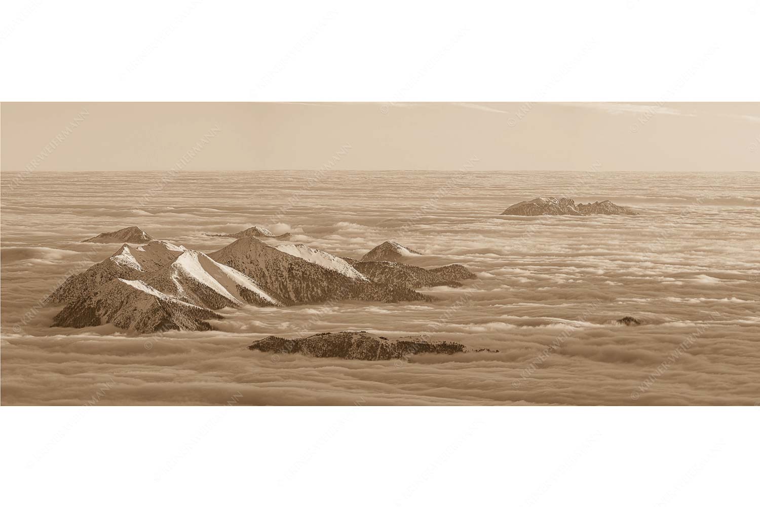 Atlantis – Seitenverhältnis 2,5:1 — Estergebirge im Nebelmeer Der Blick von der Zugspitze auf das Estergebirge das wie Inseln aus dem Nebel ragt