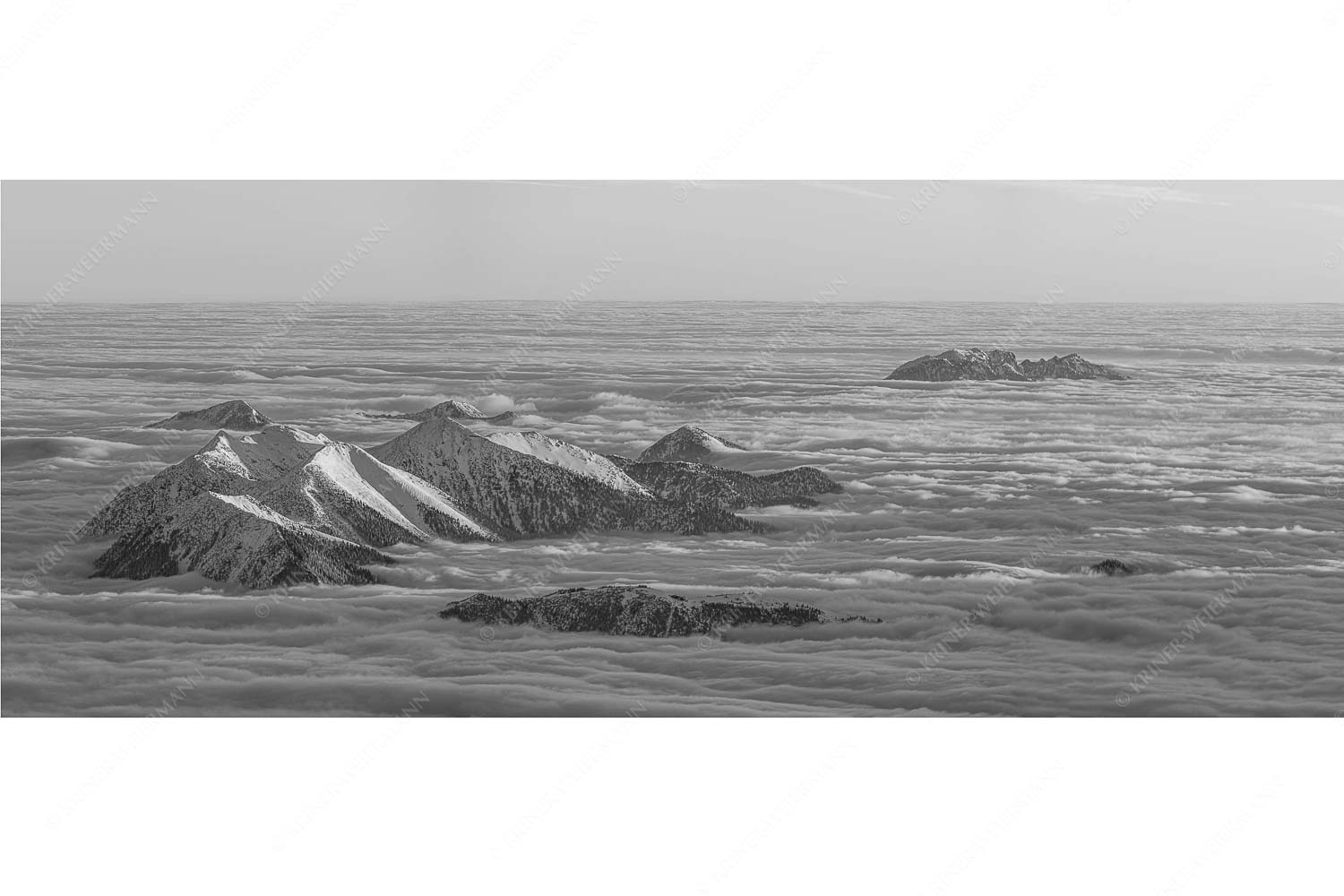 Atlantis – Seitenverhältnis 2,5:1 — Estergebirge im Nebelmeer Der Blick von der Zugspitze auf das Estergebirge das wie Inseln aus dem Nebel ragt
