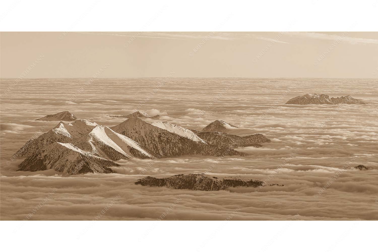 Der Blick von der Zugspitze auf das Estergebirge das wie Inseln aus dem Nebel ragt