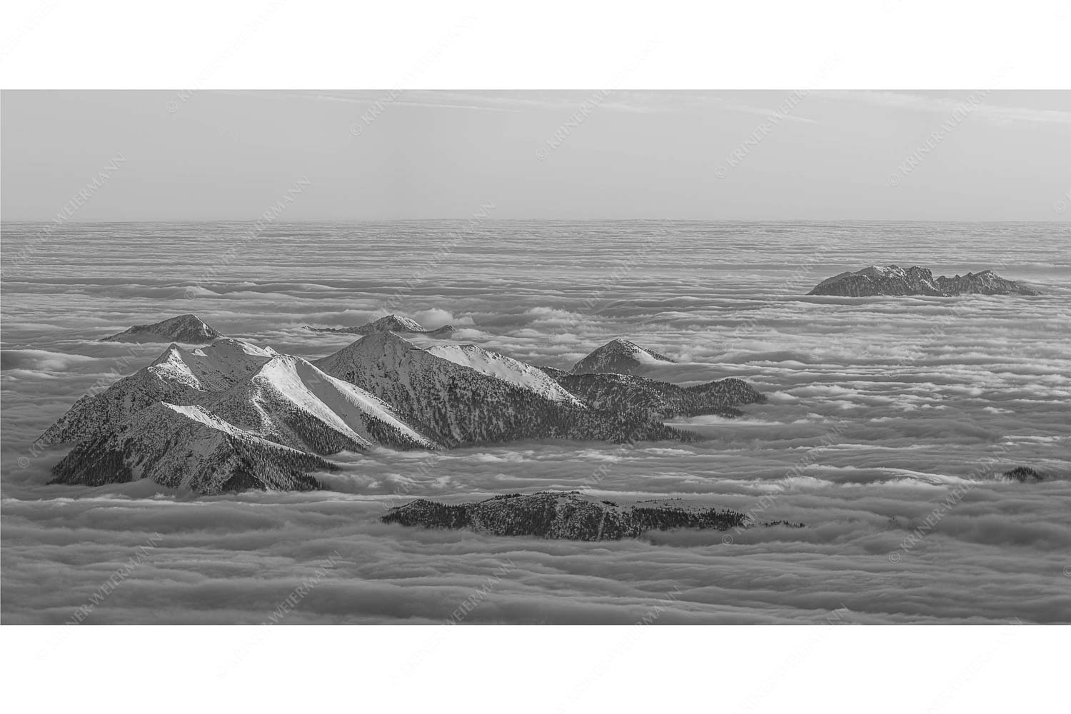 Atlantis – Seitenverhältnis 2:1 — Estergebirge im Nebelmeer Der Blick von der Zugspitze auf das Estergebirge das wie Inseln aus dem Nebel ragt