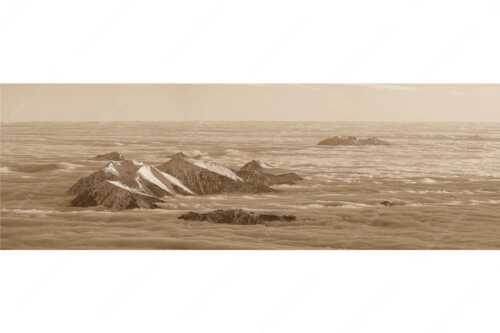 Der Blick von der Zugspitze auf das Estergebirge das wie Inseln aus dem Nebel ragt - Atlantis - Seitenverhältnis 3:1 - Estergebirge im Nebelmeer - weitere Infos unter https://www.kriner-weiermann.de