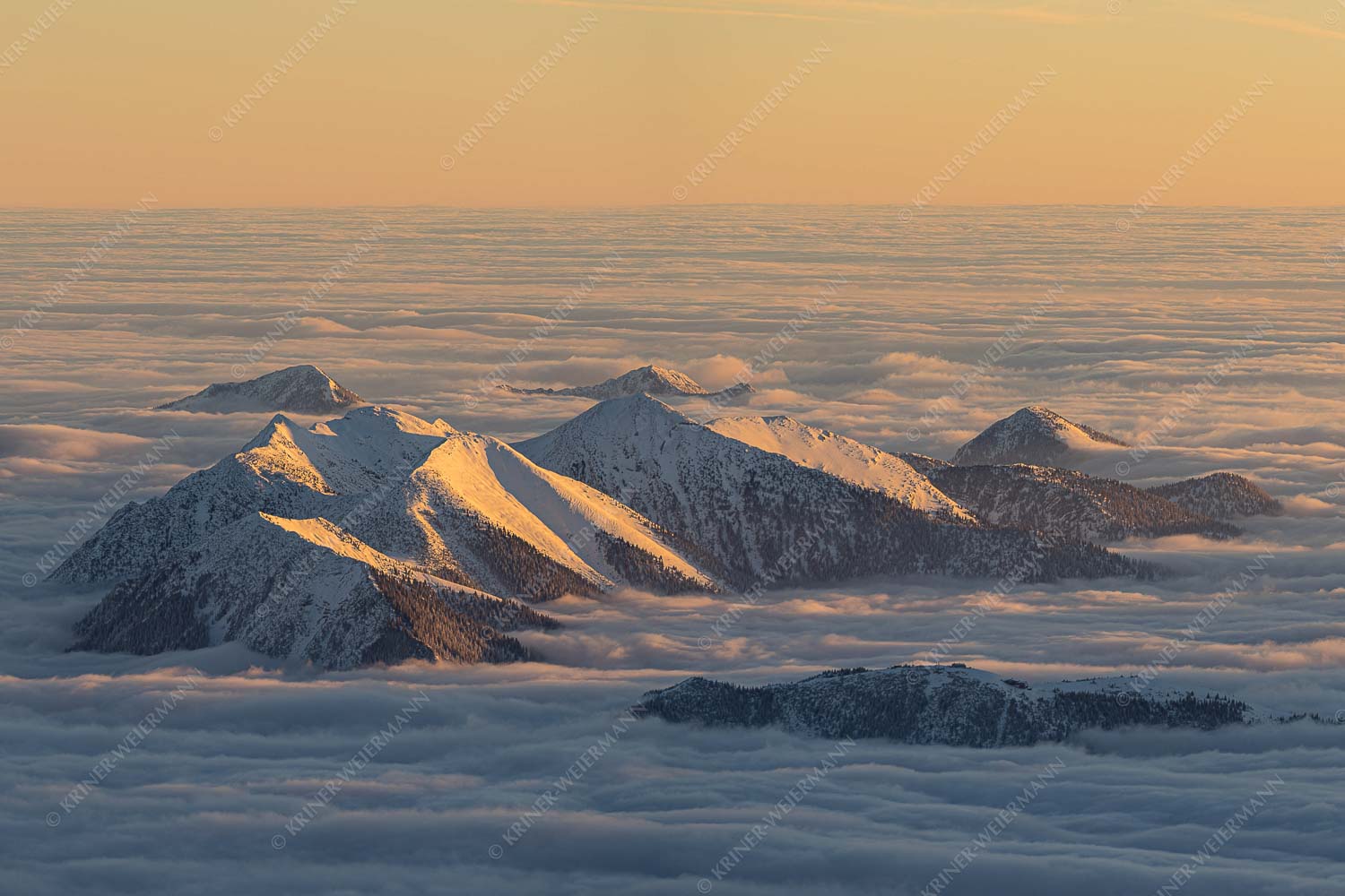 Atlantis – Seitenverhältnis 3:2 — Estergebirge im Nebelmeer Der Blick von der Zugspitze auf das Estergebirge das wie Inseln aus dem Nebel ragt
