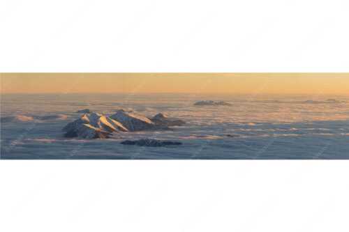 Der Blick von der Zugspitze auf das Estergebirge das wie Inseln aus dem Nebel ragt - Atlantis - Seitenverhältnis 4:1 - Estergebirge im Nebelmeer - weitere Infos unter https://www.kriner-weiermann.de