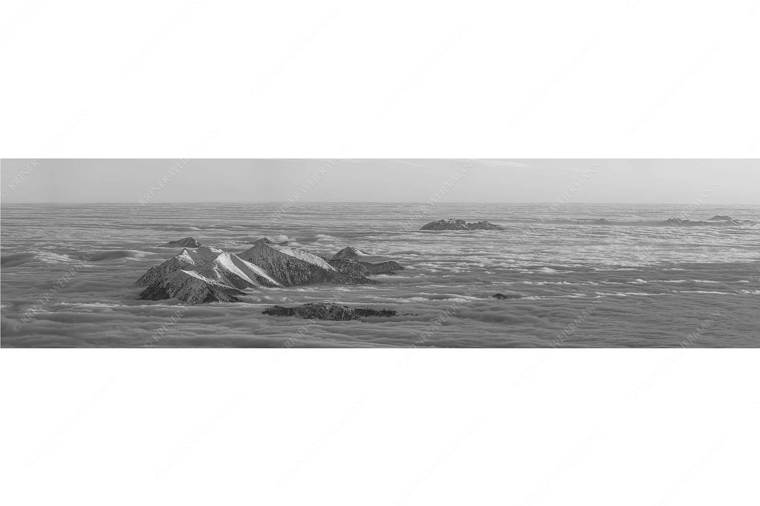 Atlantis – Seitenverhältnis 4:1 — Estergebirge im Nebelmeer Der Blick von der Zugspitze auf das Estergebirge das wie Inseln aus dem Nebel ragt