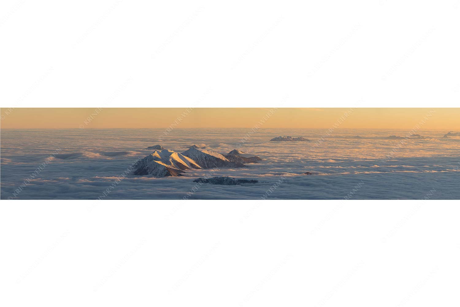 Atlantis – Seitenverhältnis 5:1 — Estergebirge im Nebelmeer Der Blick von der Zugspitze auf das Estergebirge das wie Inseln aus dem Nebel ragt