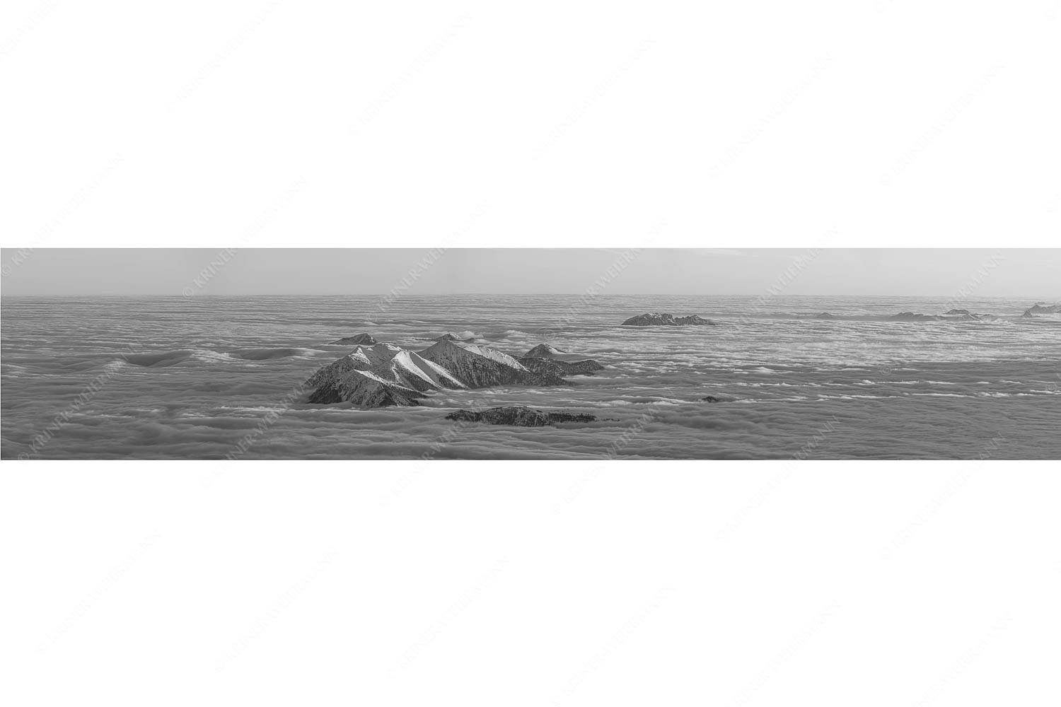 Atlantis – Seitenverhältnis 5:1 — Estergebirge im Nebelmeer Der Blick von der Zugspitze auf das Estergebirge das wie Inseln aus dem Nebel ragt