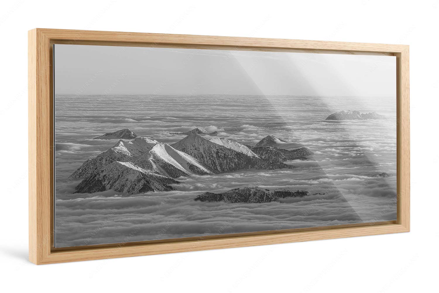 Atlantis – Foto im Schattenfugen-Rahmen — Estergebirge im Nebelmeer Der Blick von der Zugspitze auf das Estergebirge das wie Inseln aus dem Nebel ragt - Atlantis - Foto im Schattenfugen-Rahmen - Estergebirge im Nebelmeer - weitere Infos unter https://www.kriner-weiermann.de