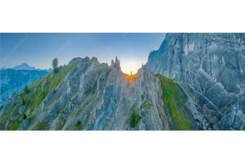 Sonnenaufgang im Halleranger im Karwendelgebirge - Auf die Spitze getrieben - Seitenverhältnis 2,5:1 - Lafatscher Nordwand Karwendel - weitere Infos unter https://www.kriner-weiermann.de