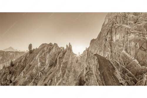 Sonnenaufgang im Halleranger im Karwendelgebirge - Auf die Spitze getrieben - Seitenverhältnis 2:1 - Lafatscher Nordwand Karwendel - weitere Infos unter https://www.kriner-weiermann.de