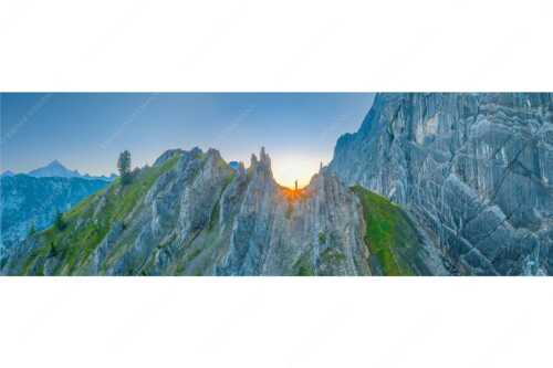Sonnenaufgang im Halleranger im Karwendelgebirge - Auf die Spitze getrieben - Seitenverhältnis 3:1 - Lafatscher Nordwand Karwendel - weitere Infos unter https://www.kriner-weiermann.de