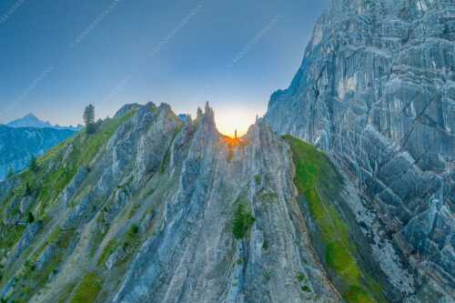 Sonnenaufgang im Halleranger im Karwendelgebirge - Auf die Spitze getrieben - Seitenverhältnis 3:2 - Lafatscher Nordwand Karwendel - weitere Infos unter https://www.kriner-weiermann.de