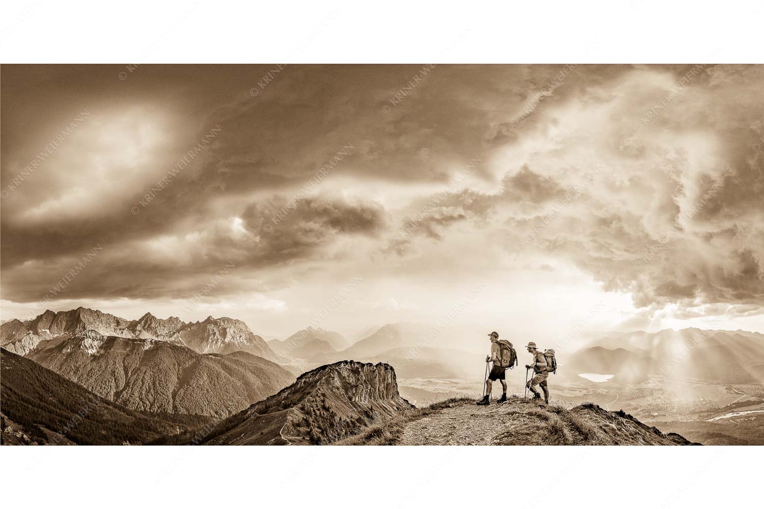 Aufgrissen – Seitenverhältnis 2:1 — Gewitterstimmung am Seinskopf Blick vom Seinskopf zum Karwendel und über das Obere Isartal zum Estergebirge