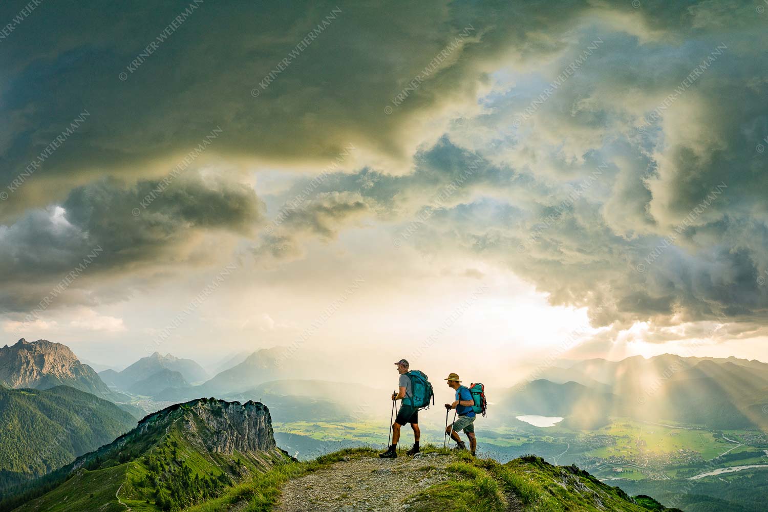 Aufgrissen – Seitenverhältnis 3:2 — Gewitterstimmung am Seinskopf Blick vom Seinskopf zum Karwendel und über das Obere Isartal zum Estergebirge