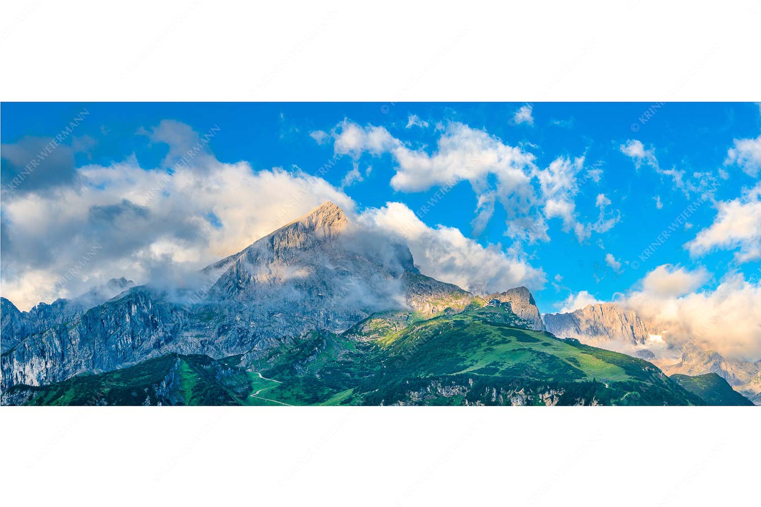 Aufreißen – Seitenverhältnis 2,5:1 — Alpspitze und Osterfelder Blick auf Alpspitze und Waxenstein. Zugspitze dahinter im Nebel.