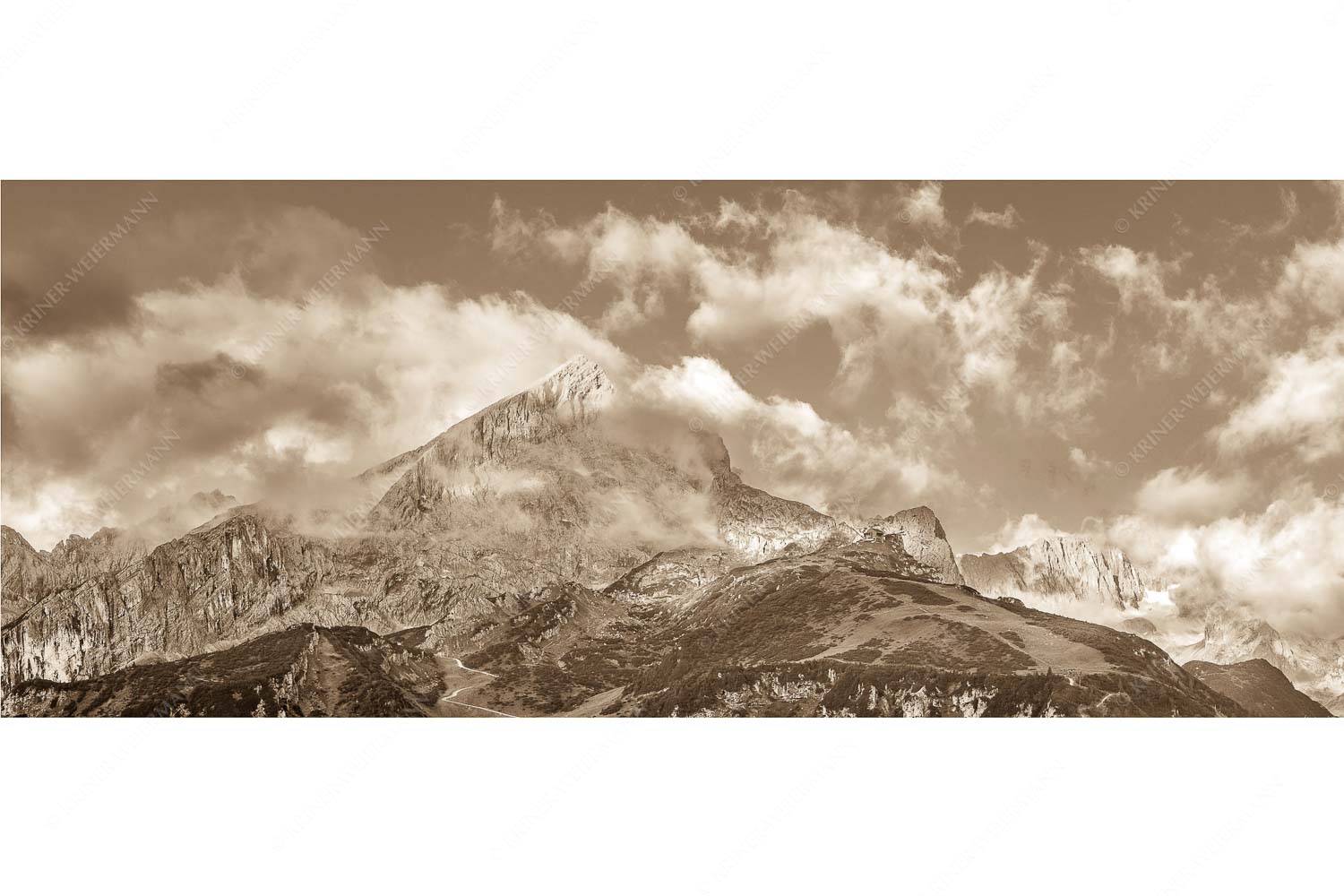 Blick auf Alpspitze und Waxenstein. Zugspitze dahinter im Nebel.