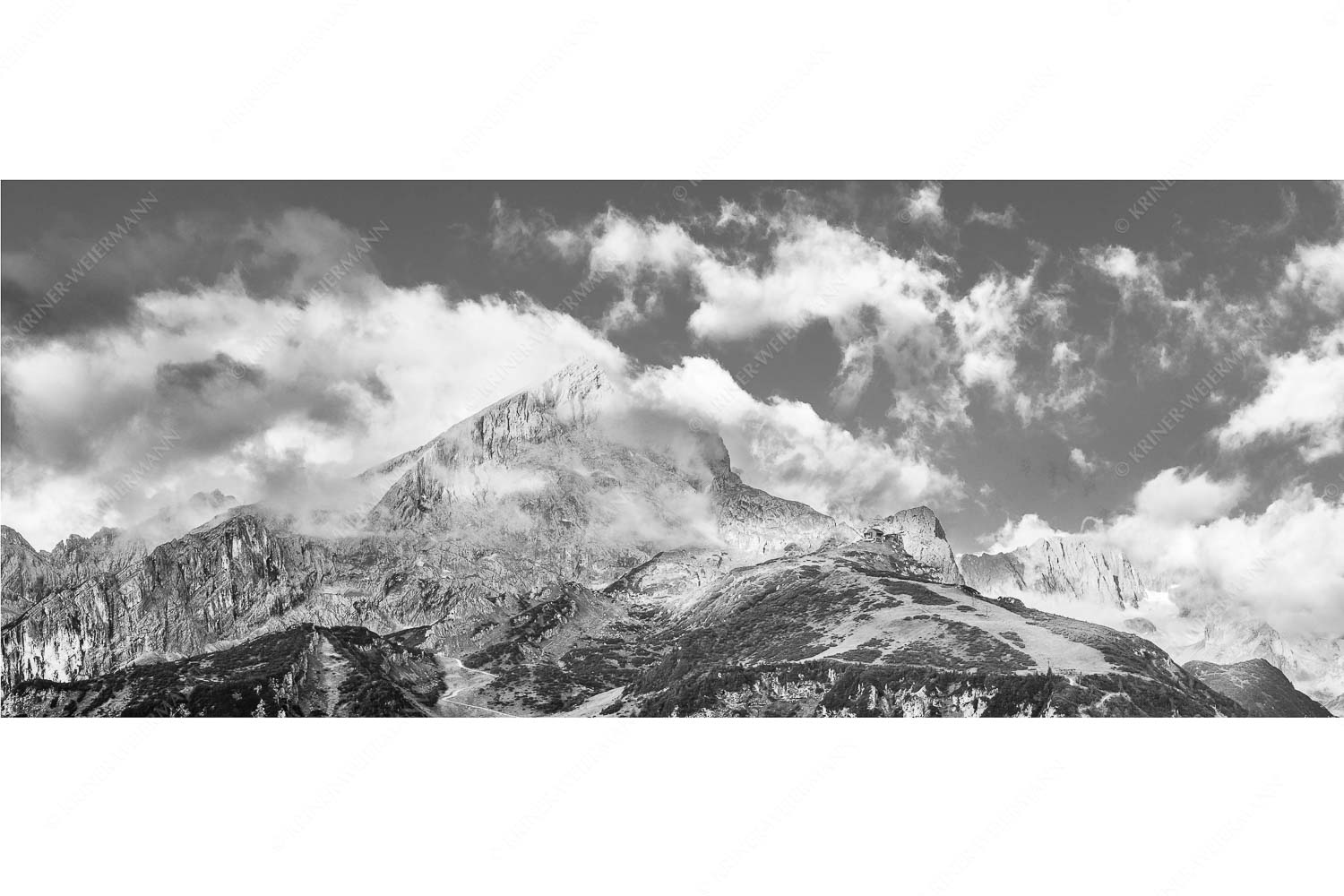 Aufreißen – Seitenverhältnis 2,5:1 — Alpspitze und Osterfelder Blick auf Alpspitze und Waxenstein. Zugspitze dahinter im Nebel.