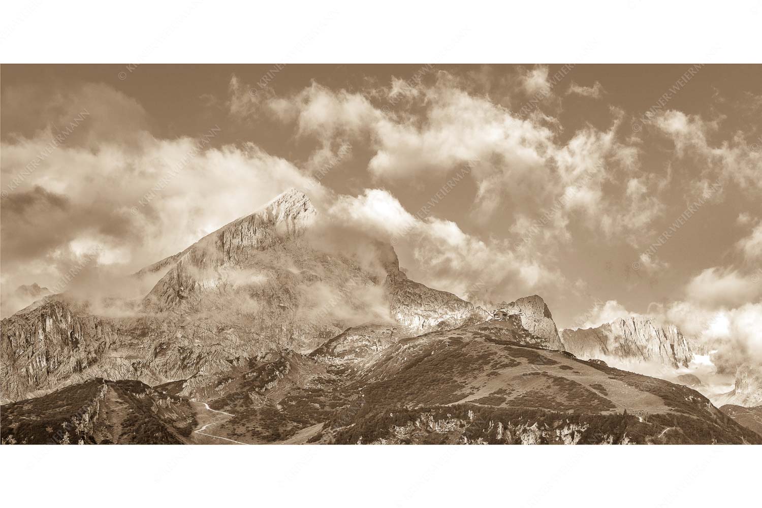Aufreißen – Seitenverhältnis 2:1 — Alpspitze und Osterfelder Blick auf Alpspitze und Waxenstein. Zugspitze dahinter im Nebel.