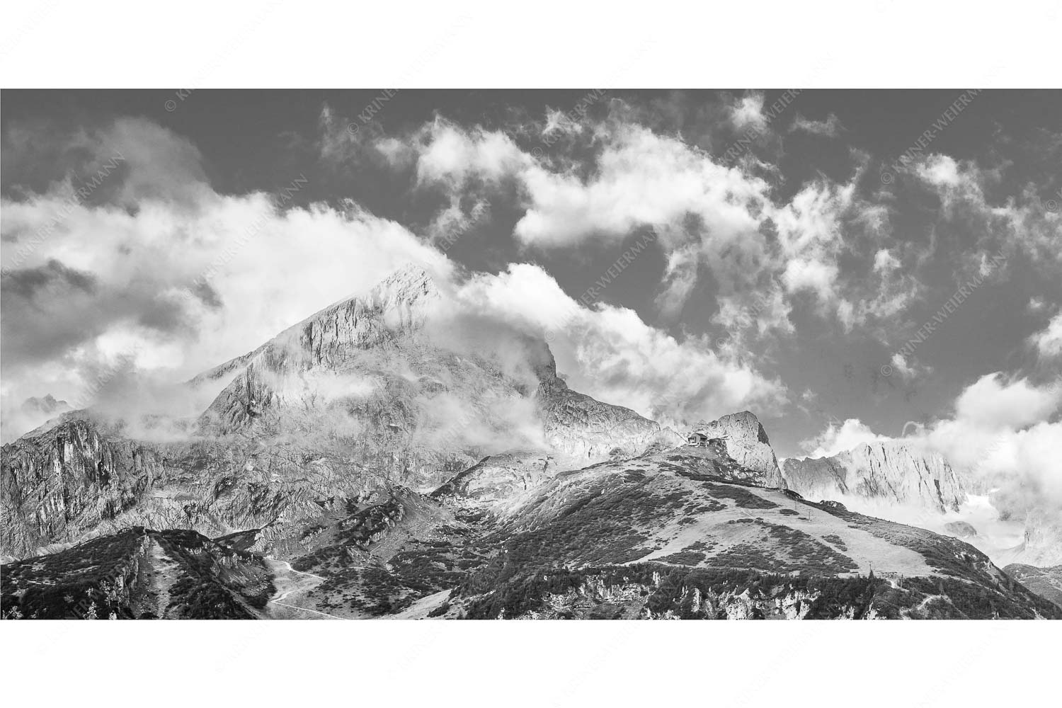 Aufreißen – Seitenverhältnis 2:1 — Alpspitze und Osterfelder Blick auf Alpspitze und Waxenstein. Zugspitze dahinter im Nebel.