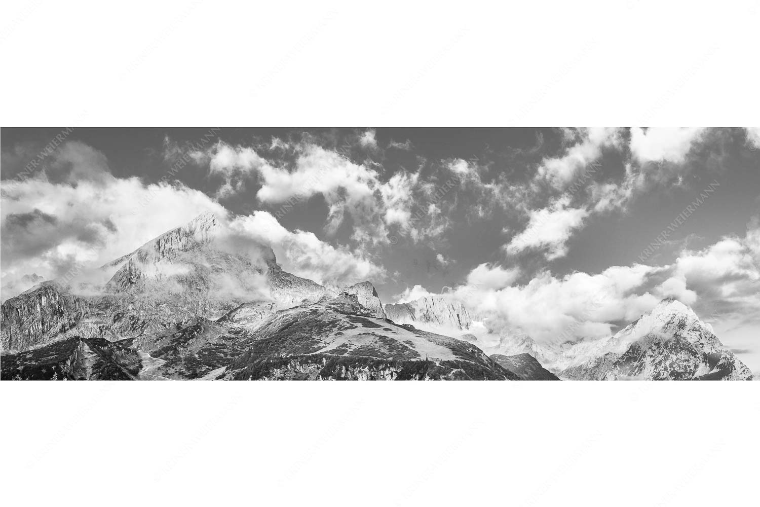 Aufreißen – Seitenverhältnis 3:1 — Alpspitze und Osterfelder Blick auf Alpspitze und Waxenstein. Zugspitze dahinter im Nebel.