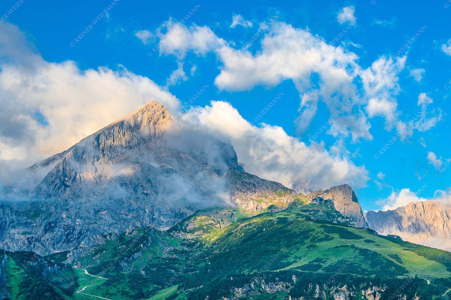 Aufreißen – Seitenverhältnis 3:2 — Alpspitze und Osterfelder Blick auf Alpspitze und Waxenstein. Zugspitze dahinter im Nebel.