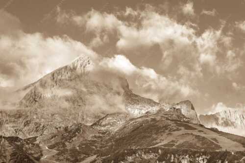 Blick auf Alpspitze und Waxenstein. Zugspitze dahinter im Nebel. - Aufreißen - Seitenverhältnis 3:2 - Alpspitze und Osterfelder - weitere Infos unter https://www.kriner-weiermann.de