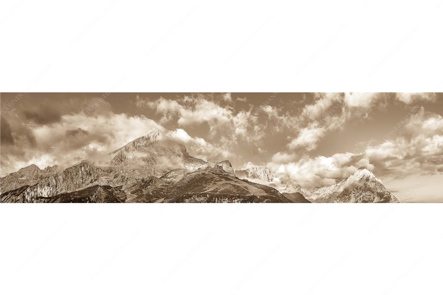 Aufreißen – Seitenverhältnis 4:1 — Alpspitze und Osterfelder Blick auf Alpspitze und Waxenstein. Zugspitze dahinter im Nebel.