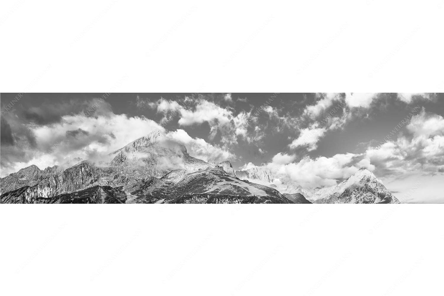Aufreißen – Seitenverhältnis 4:1 — Alpspitze und Osterfelder Blick auf Alpspitze und Waxenstein. Zugspitze dahinter im Nebel.