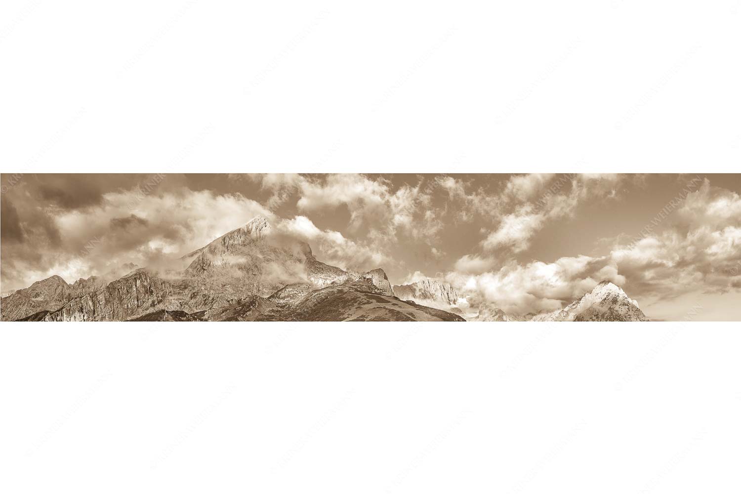 Aufreißen – Seitenverhältnis 5:1 — Alpspitze und Osterfelder Blick auf Alpspitze und Waxenstein. Zugspitze dahinter im Nebel.
