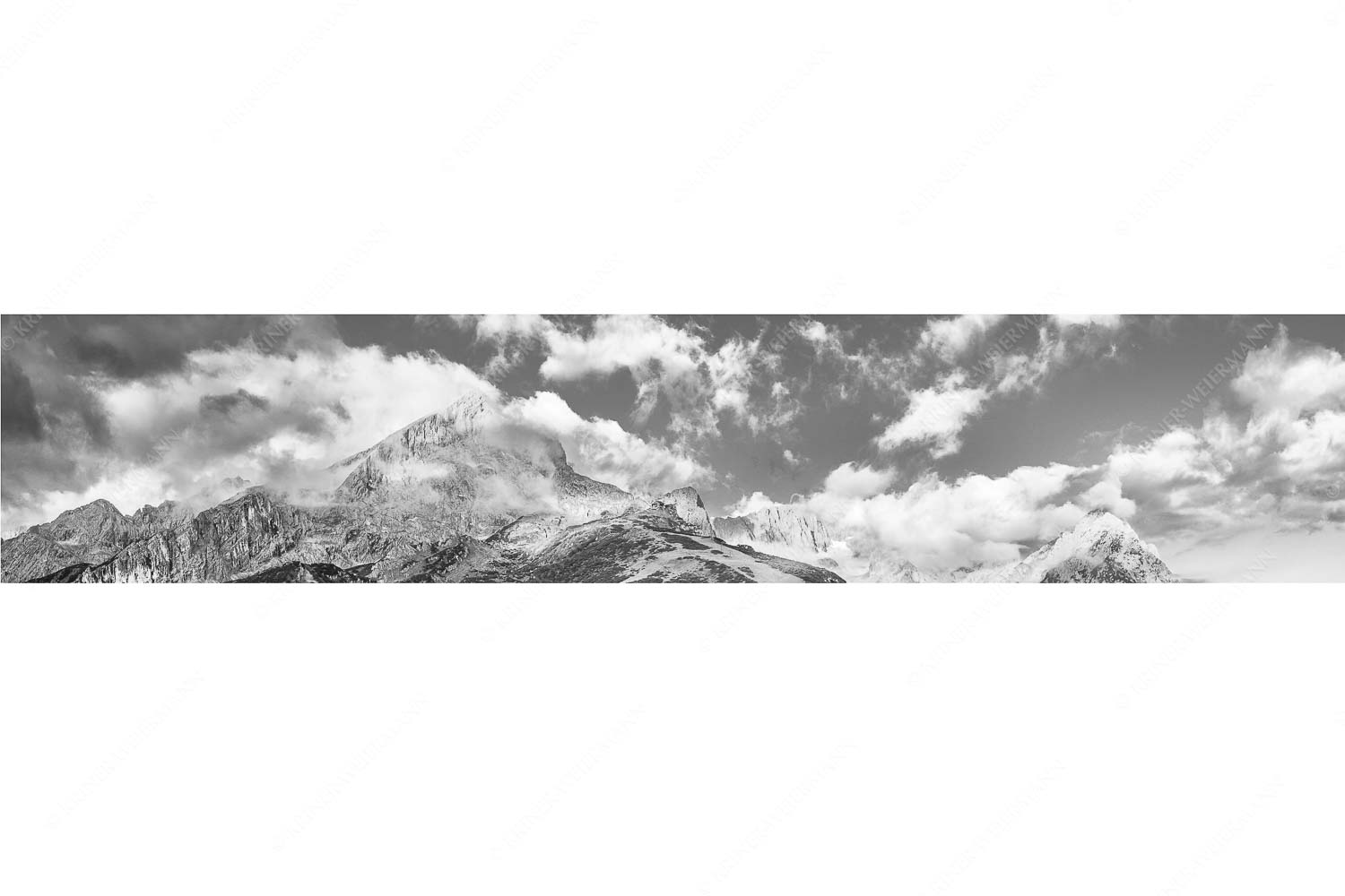Aufreißen – Seitenverhältnis 5:1 — Alpspitze und Osterfelder Blick auf Alpspitze und Waxenstein. Zugspitze dahinter im Nebel.