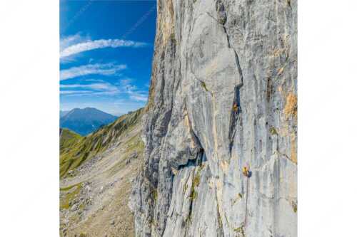 Kletterer in der Tour -Bayrischer Traum- an der Schüsselkarsüdwand im Wettersteingebirge - Bayrischer Traum - Seitenverhältnis 1:1 - Klettern Schüsselkar Wetterstein - weitere Infos unter https://www.kriner-weiermann.de