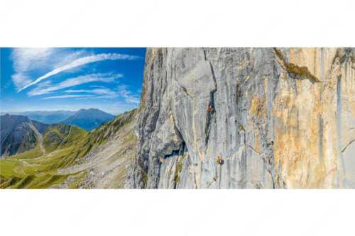 Kletterer in der Tour -Bayrischer Traum- an der Schüsselkarsüdwand im Wettersteingebirge - Bayrischer Traum - Seitenverhältnis 2,5:1 - Klettern Schüsselkar Wetterstein - weitere Infos unter https://www.kriner-weiermann.de