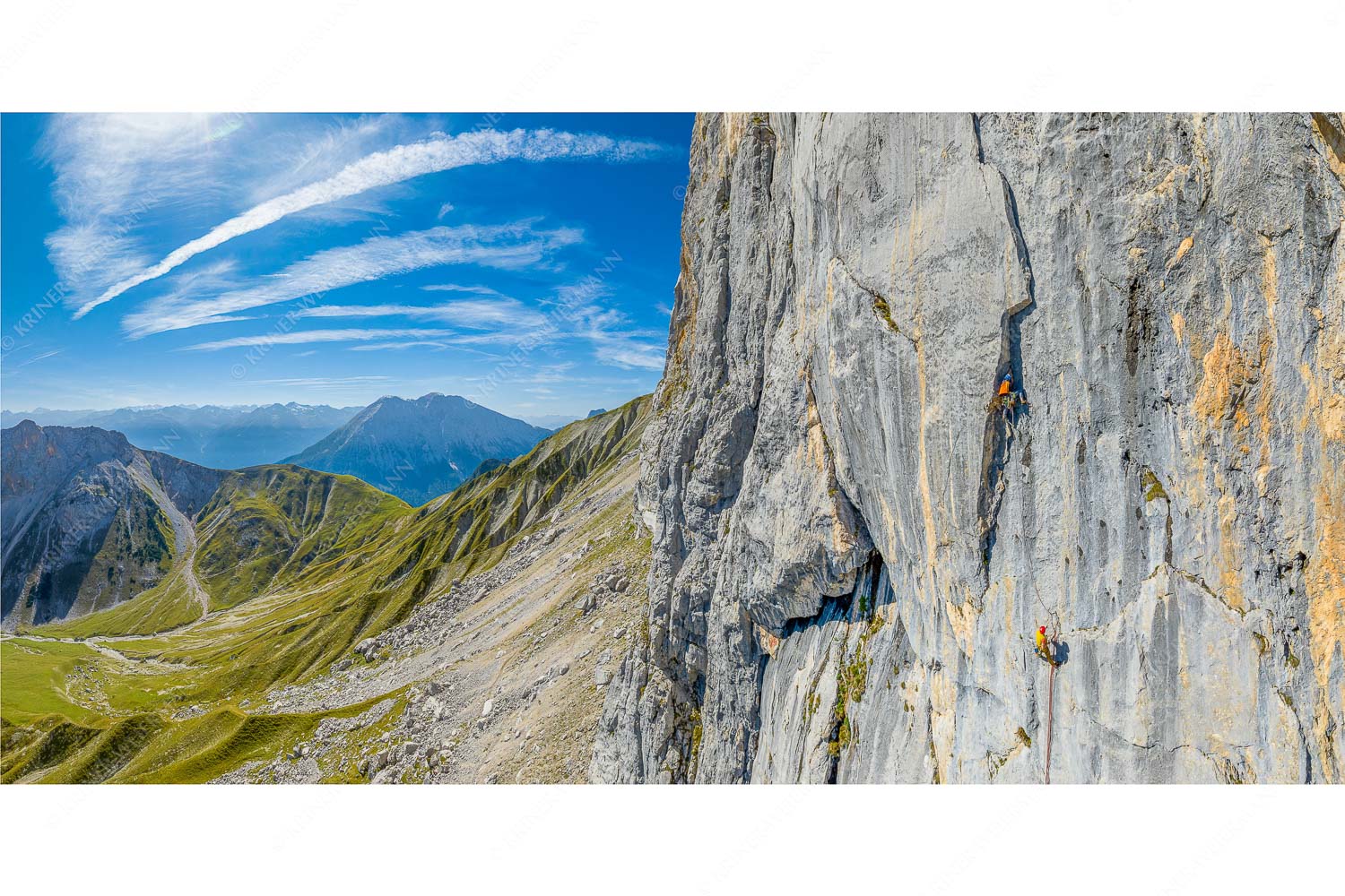Bayrischer Traum – Seitenverhältnis 2:1 — Klettern Schüsselkar Wetterstein Kletterer in der Tour -Bayrischer Traum- an der Schüsselkarsüdwand im Wettersteingebirge