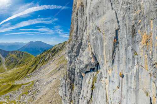Kletterer in der Tour -Bayrischer Traum- an der Schüsselkarsüdwand im Wettersteingebirge - Bayrischer Traum - Seitenverhältnis 3:2 - Klettern Schüsselkar Wetterstein - weitere Infos unter https://www.kriner-weiermann.de