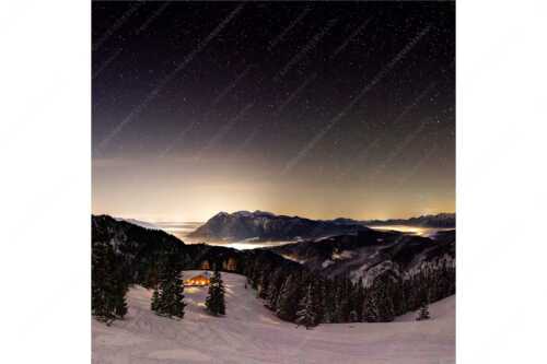 Kleine Hütte im Wettersteingebirge, die Lichter aus dem Isar- und Loisachtal verschwinden im Nebel - Bei Nacht und Nebel - Seitenverhältnis 1:1 - Loisachtal mit Sternenhimmel - weitere Infos unter https://www.kriner-weiermann.de