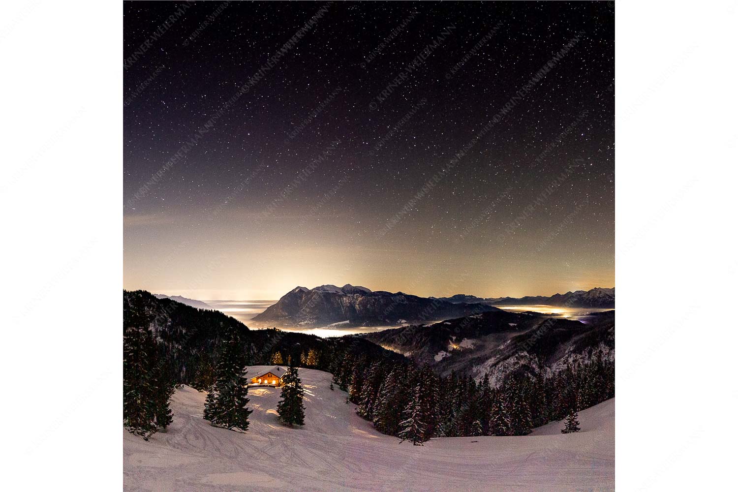 Bei Nacht und Nebel – Seitenverhältnis 1:1 — Loisachtal mit Sternenhimmel Kleine Hütte im Wettersteingebirge, die Lichter aus dem Isar- und Loisachtal verschwinden im Nebel